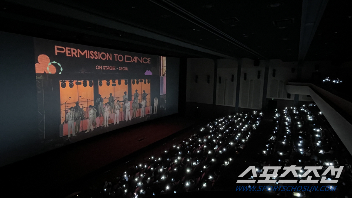 [엔터비즈]방탄소년단 서울 콘서트, 대면 4만5천명·비대면 242만명 함께 즐겨. 라이브 뷰잉은 최다 기록