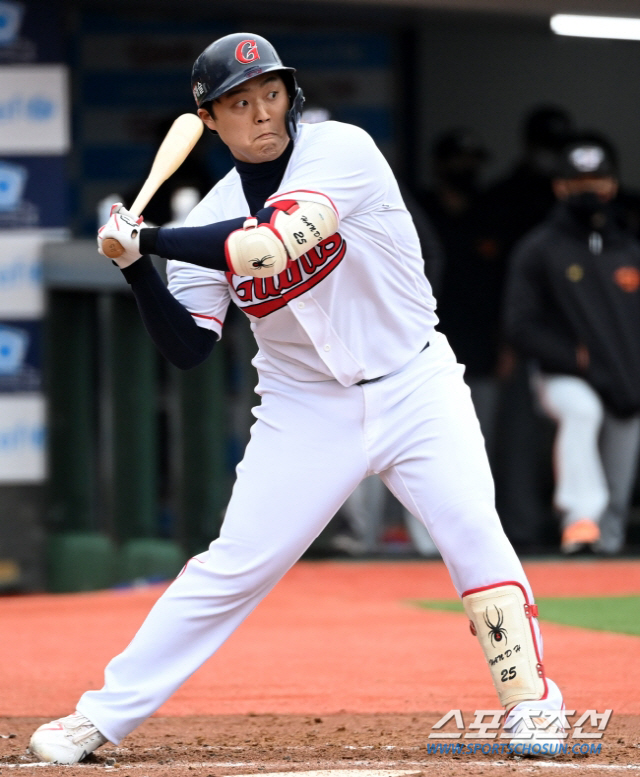 타율 1위+홈런 0개 롯데의 거포 기근. 6m 펜스는 필연이었다 [SC포커스]