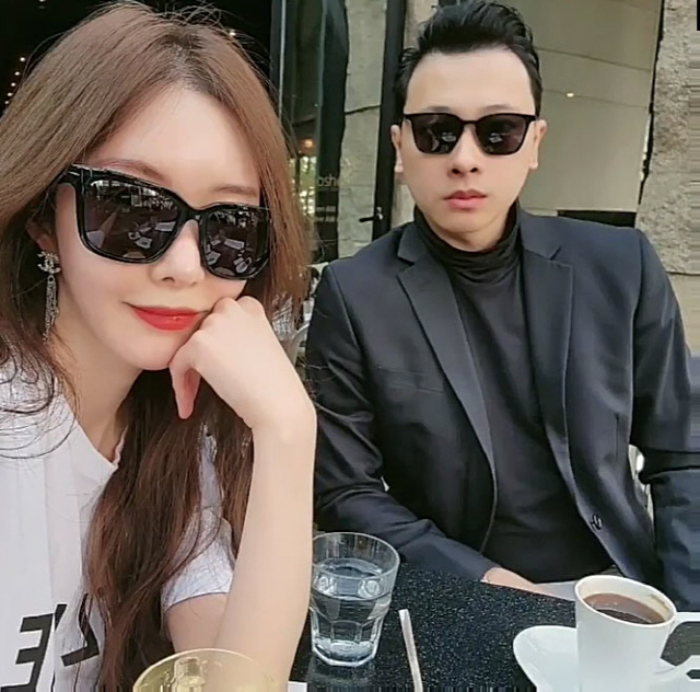 신주아, ♥남편 훈훈 외모+태국 페인트 회사 CEO...5개월만 꼭 붙어 데이트
