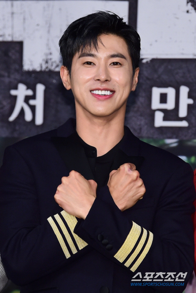[단독] 유노윤호, 5년 만에 배우로..레이스 이연희·홍종현과 호흡