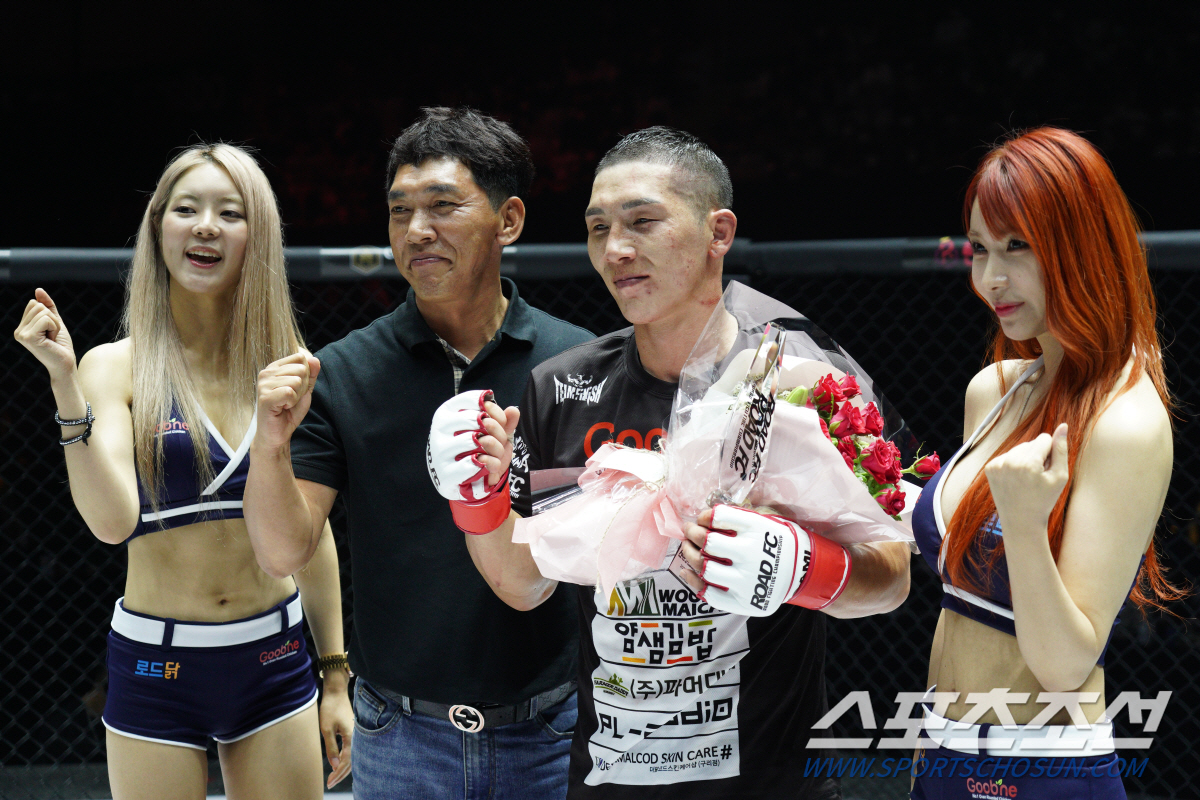 [로드FC]예은식품 오현세 대표, 난딘에르덴에게 트로피 시상