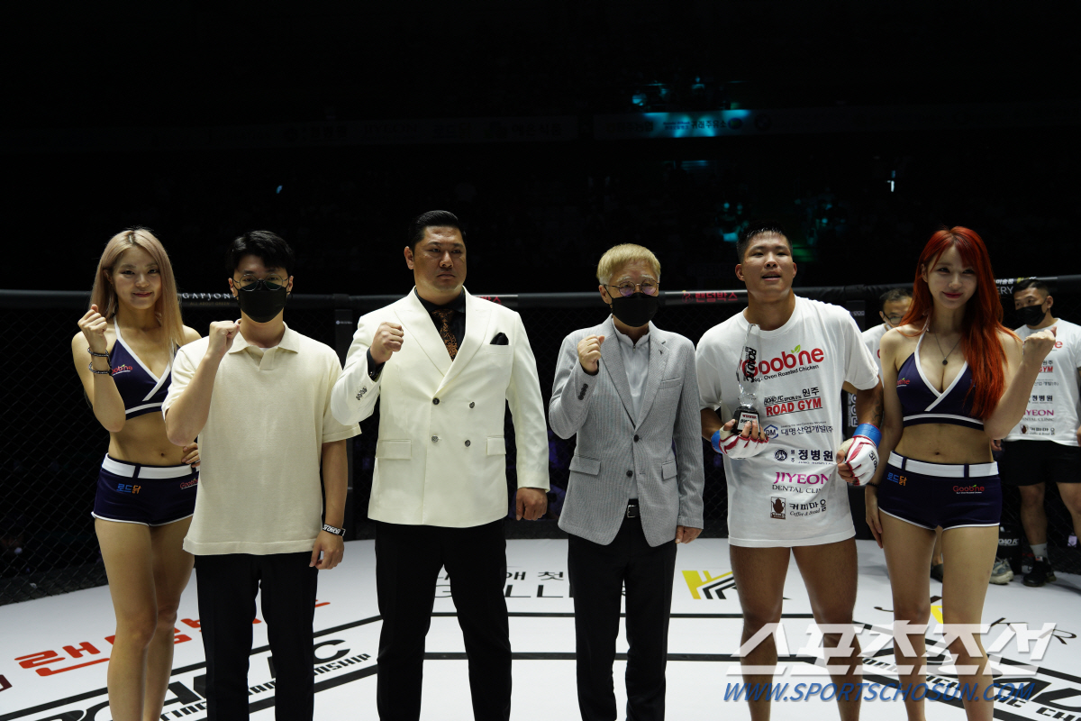 [로드FC]대명산업개발 박희준, 박우정 대표, 합천모터스 유성재 대표, 최지운에 트로피 시상