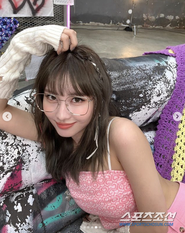 트와이스 모모, 복근 자랑을 이렇게 하나? 핑크색 스카프탑만 입었는데 볼륨감이 의외!