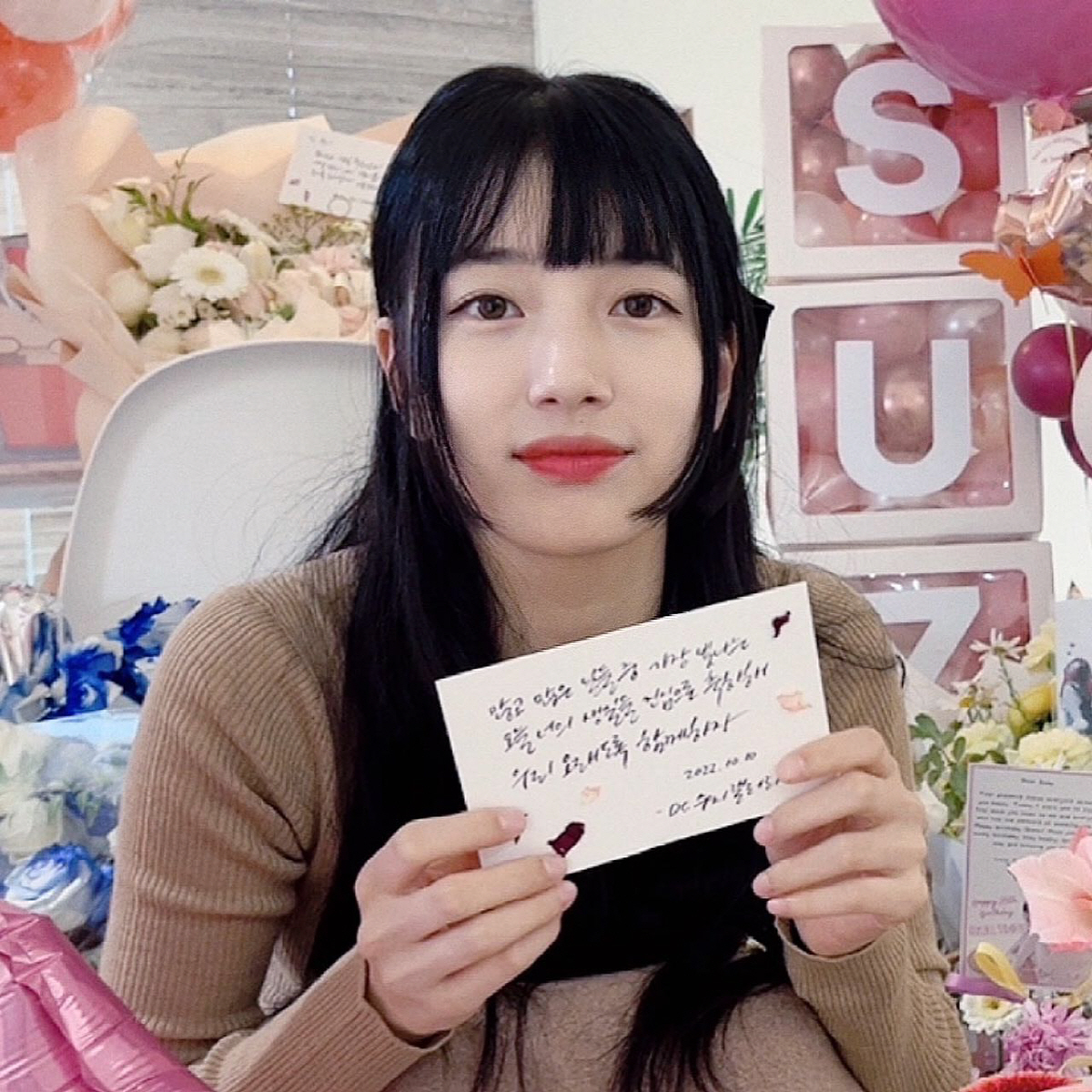 수지, 20대 마지막 생일인데…헤어스타일이 도전적이네