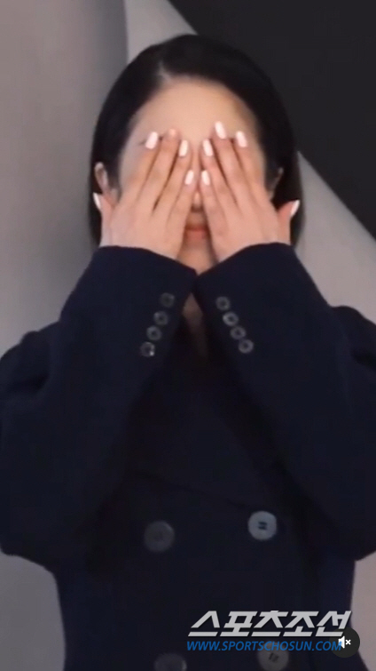 52세 고현정, 얼마나 열심히 했으면 네일팁이 사라진 줄도 모를까? 카메라 뒤에선 이런 장꾸미까지