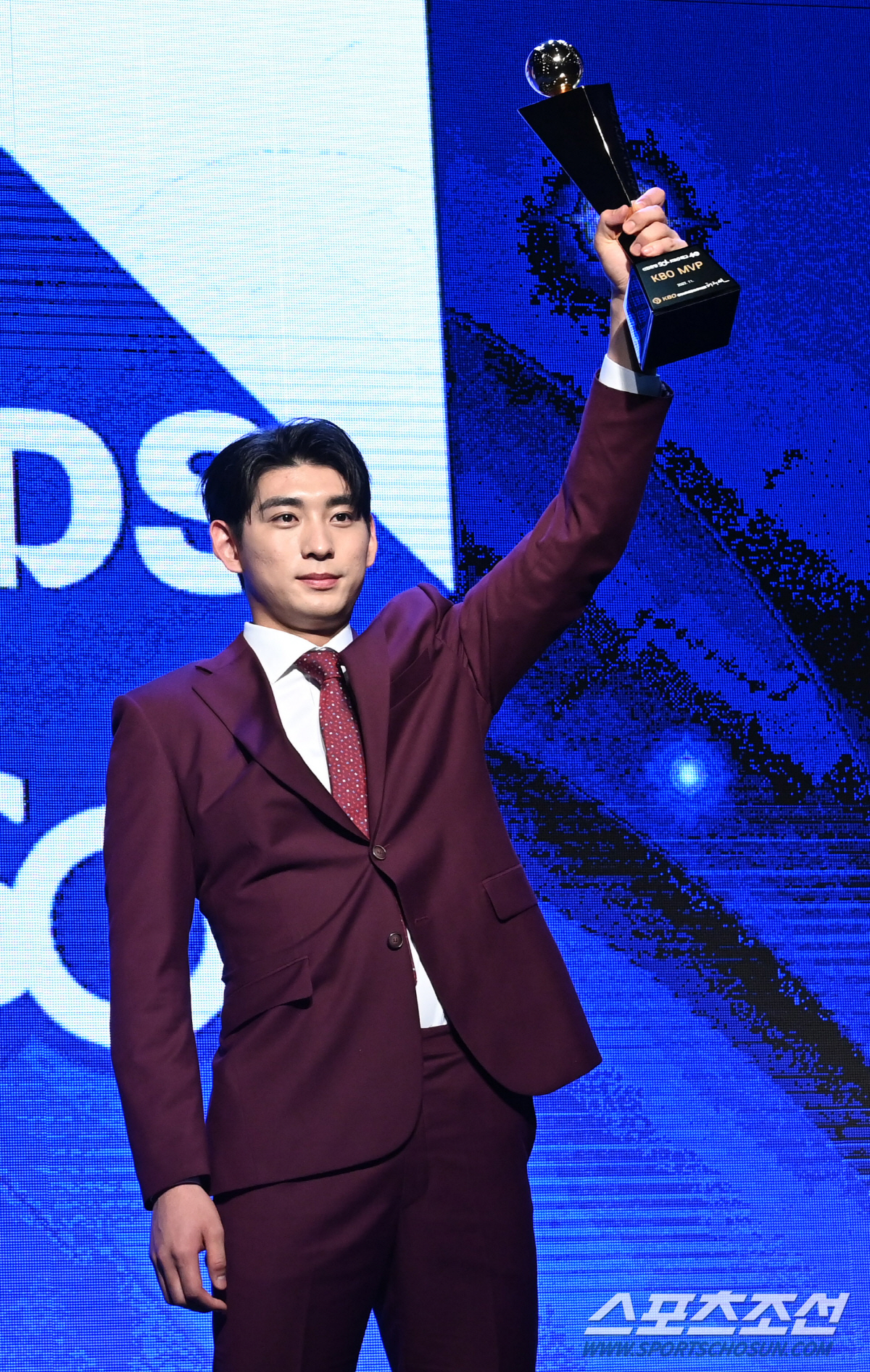 [포토] MVP 트로피 번쩍 들어올린 이정후