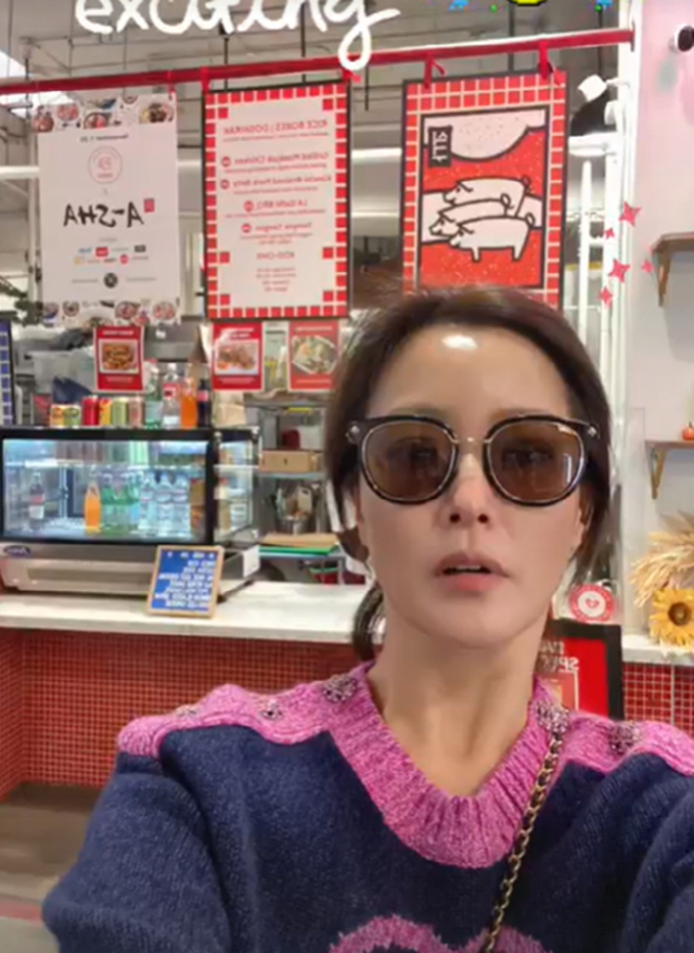김희선, 이기적인 미모…민낯 얼굴에 선글라스만 쓰고 카페서 포착