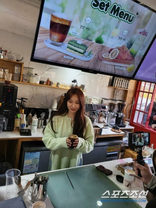 [SC이슈]해체 브레이브걸스, 뭐하나 했더니 동네 카페 오픈?…리더 민영, 업태는 행복 도소매업
