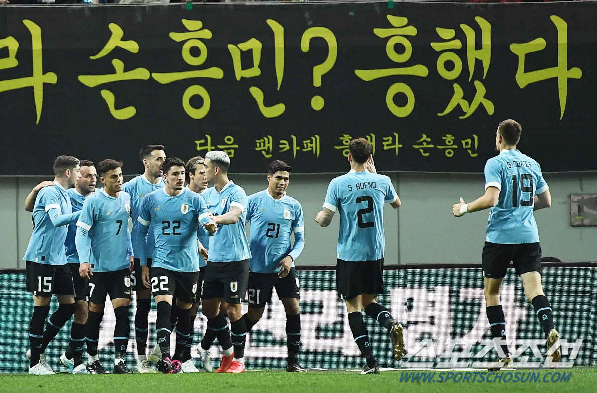 [포토] 베시노의 역전골에 기뻐하는 우루과이