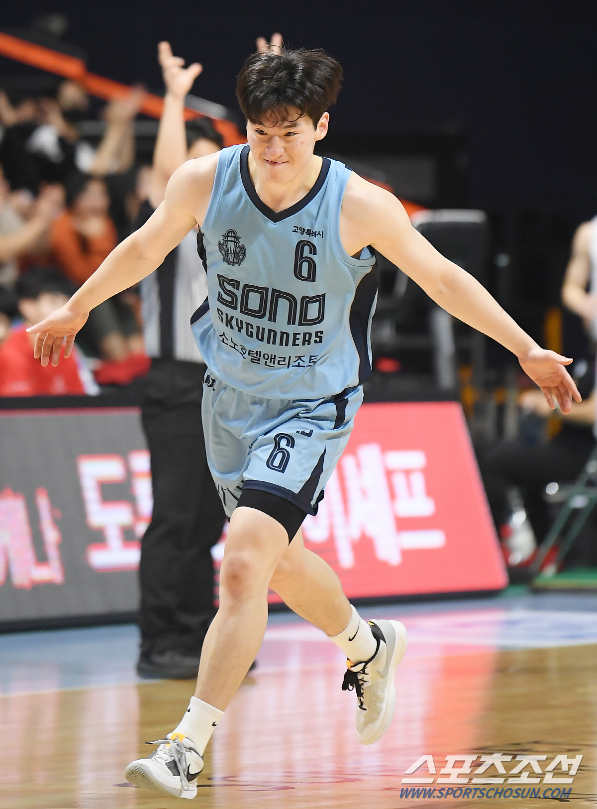[포토] 환호하는 이정현, 소노의 첫 승 견인