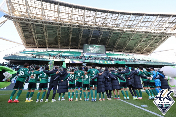 이정효의 광주, 단 감독 연봉 얼마에요? 도발 후 다시 만난 전북에 또 패배, 송민규 1골1도움