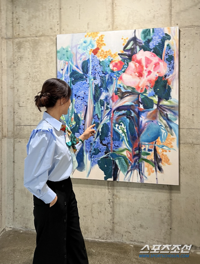 리사킴, 주얼리 디자이너에서 크리에이티브 디렉터로 변신…안진의 작가 꽃의 시간 작품을 굿즈 디자인에 반영