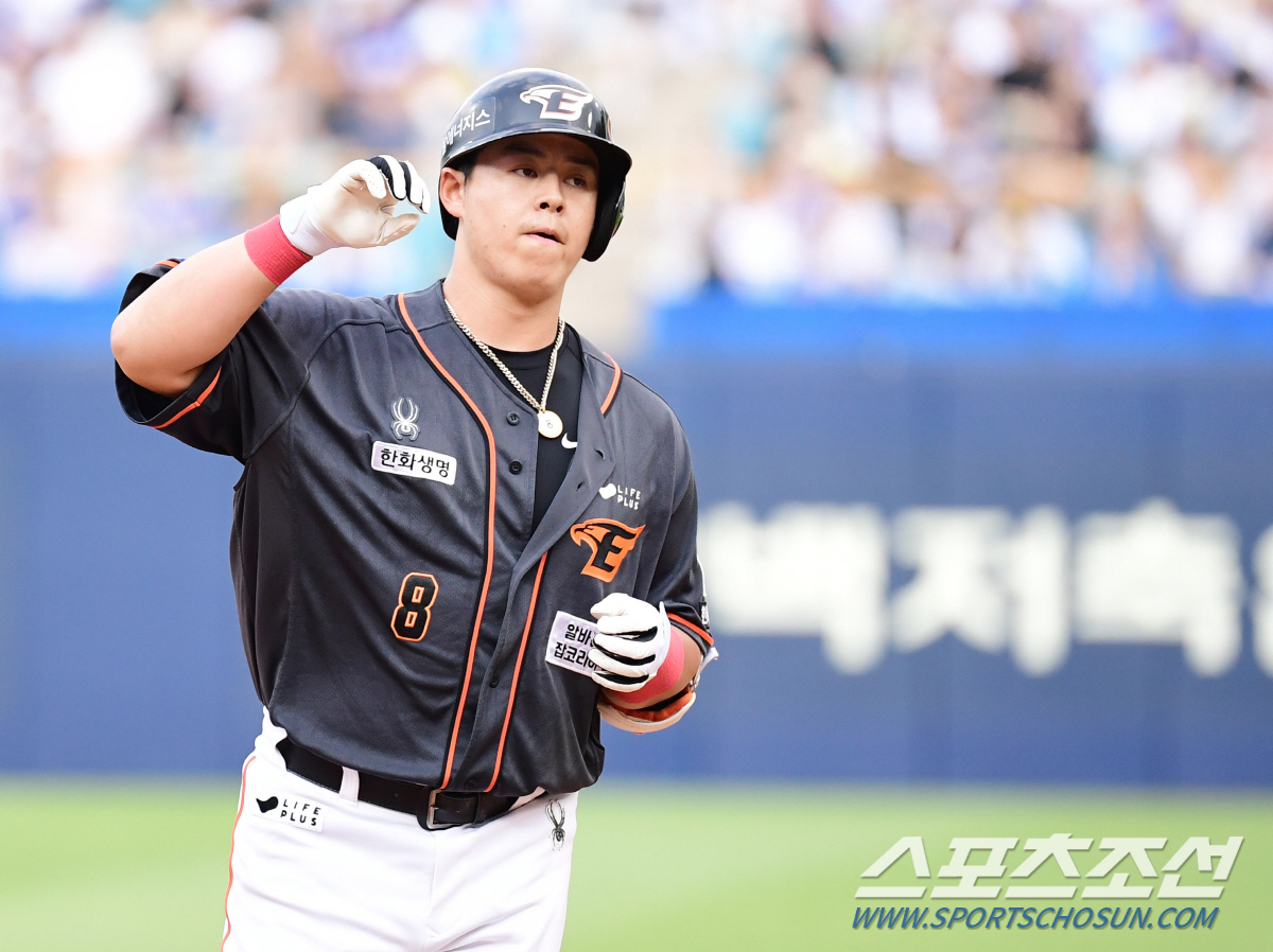 건재함 보이고 싶어 무릎 맞고도 뛰었는데…코치진 개편 한화에 떨어진 날벼락, 145m 초대형포→7G 연속 안타 4번타자가 빠졌다