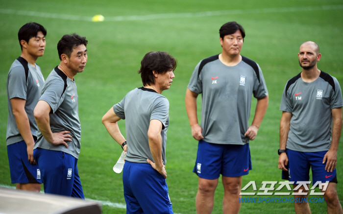 [포토] 홍명보 감독 '훈련 준비'