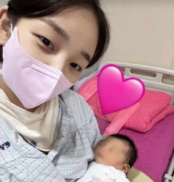[SCin스타] 손목 무리와도 예쁜 걸 어떡해 딸 출산 백아연, 모자동실 근황 전해