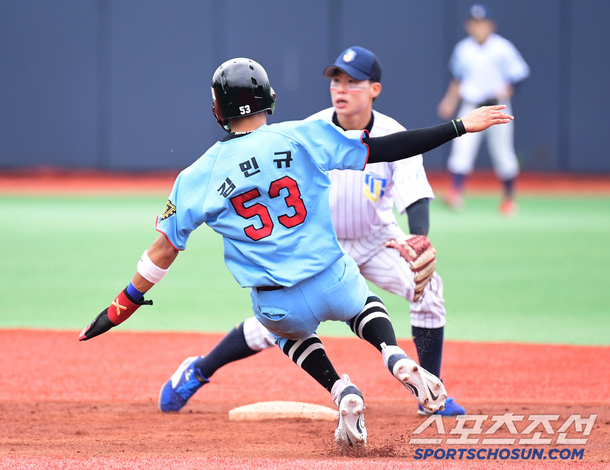 [포토] 휘문고 김민규 '발 빠르게 2루 도루 성공'