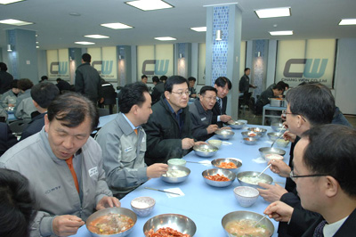 홍석우 중기청장 “원자재값 안정·인력난 해소 노력”