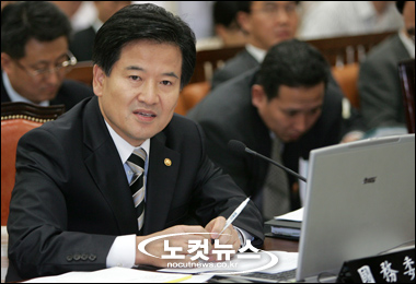 정동영 장관, 떡본김에 제사 지냈나?