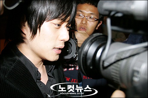 유니 빈소 찾은 가수 이기찬