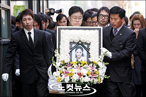 화장터로 향하는 고 유니