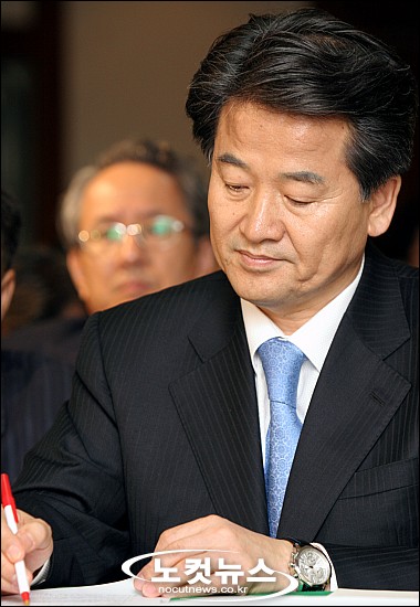 연설 준비하는 정동영 전 장관