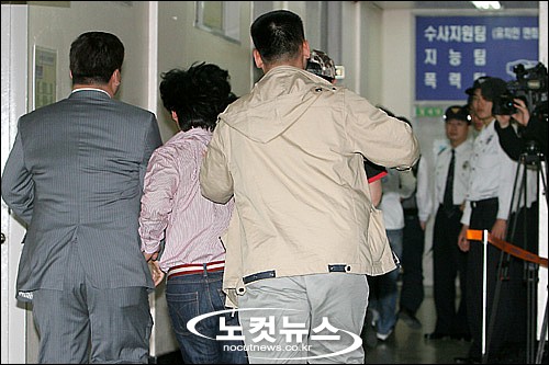 대질조사 받으러 가는 유흥주점 종업원들