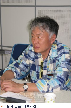 소설가 김 훈 원고지 10장 쓰려면 50장 버려야