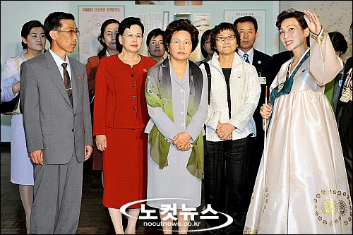숙연한 모습의 권양숙 여사