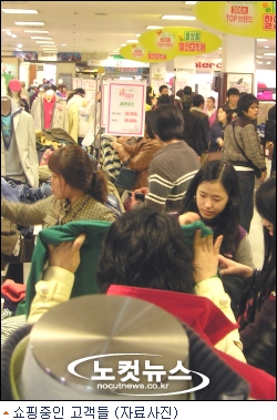 대형마트·백화점 매출, 생활잡화 줄고 레저·아웃도어 껑충