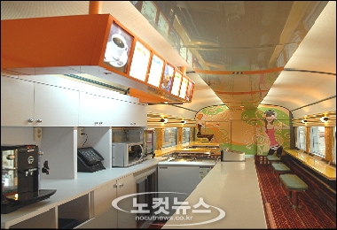 달리는 열차카페에 노래방까지 눈길