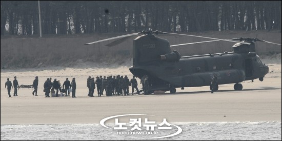 구조함 향하는 대형 헬기