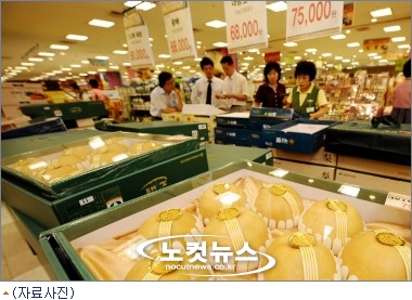 한가위 선물, 천만원대 주류세트vs만원짜리 식품세트
