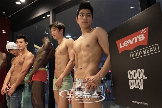 리바이스 바디웨어 인간마네킹 패션쇼