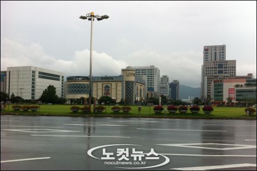 롯데 특혜 중단하라…중소상인들 우린 다 죽는다