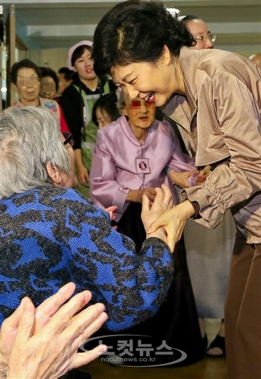 서울시립고덕양로원 방문한 박근혜 후보