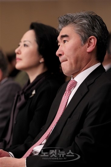 하버드 여성총장 특강 경청하는 성김 대사