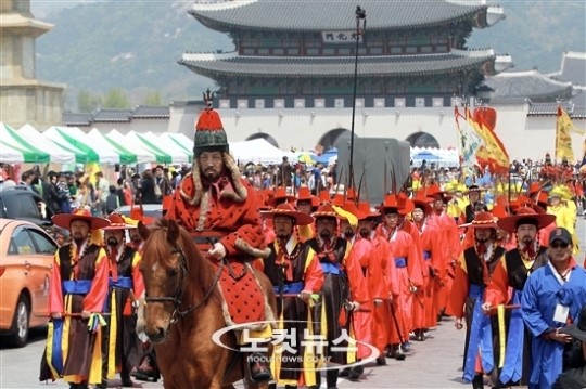 도심 지나는 어가행렬