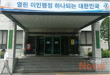 출입국사무소 한 지붕 두 살림…부처간 알력에 유탄