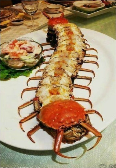 게로 만든 괴물 요리...대형 지네가 꿈뜰 거리는 충격의 비주얼