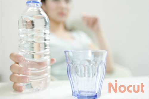 직장인들 물 너무 안 마셔요…하루 권장량의 1/2만 섭취