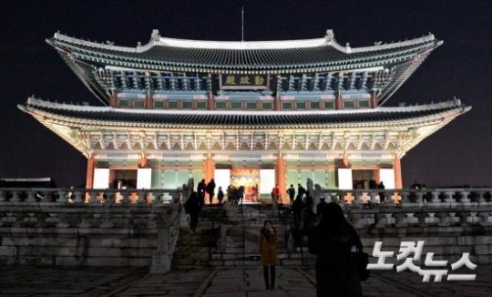 여름과는 다른 느긋한 밤 고궁 산책