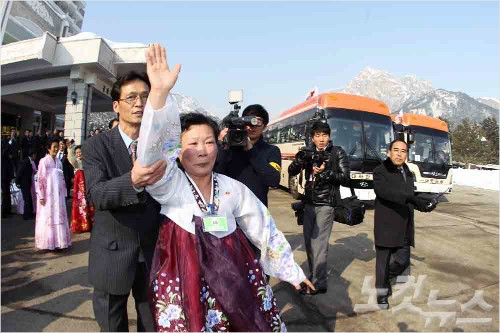 오열, 통곡, 실신…눈물바다 이룬 마지막 상봉