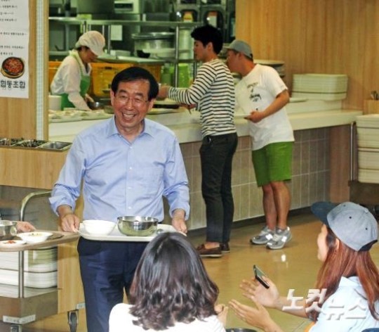 대학교 구내식당 찾은 박원순