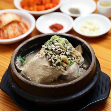 외국인도 줄서서 먹는 복날 한그릇 삼계탕