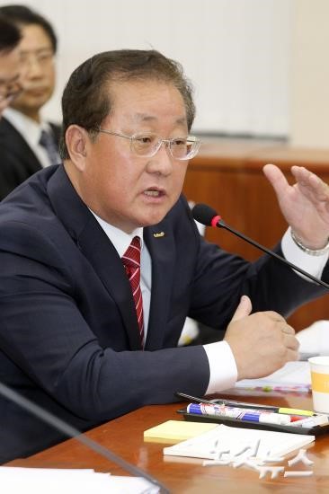 곽성문 한국방송광고진흥공사 사장, 친박의원들과 상의 했다