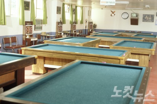 교육부, 초등학교 주변 당구장 허용 논란