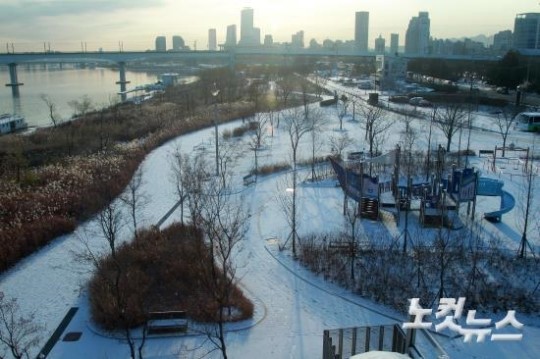 눈 쌓인 한강시민공원 양화지구