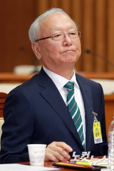 의원들의 질의받는 이병호 국정원장 후보자