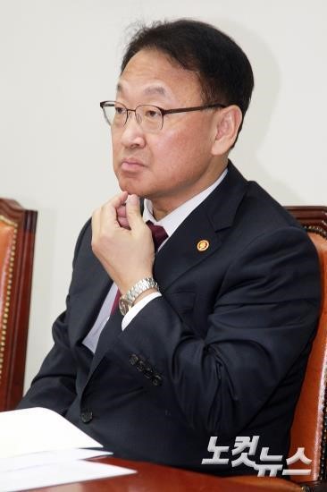 생각에 잠긴 유일호 국토교통부 장관