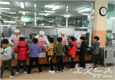 경남 급식조리원 신선야채, 고기 양 줄었다